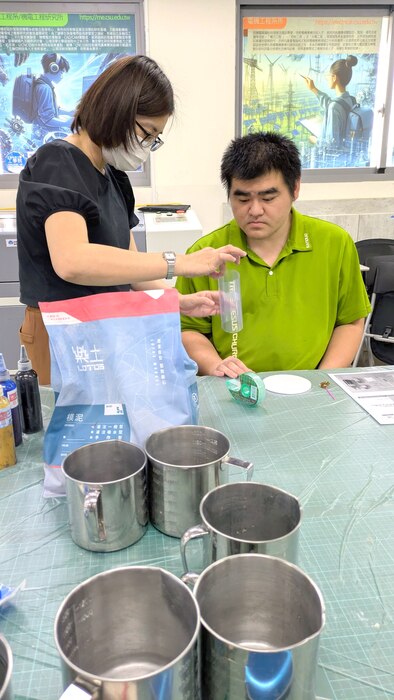 20250409【正修創客基地×工學院】工程材料應用實作工作坊-雙色染水泥燭台圖片