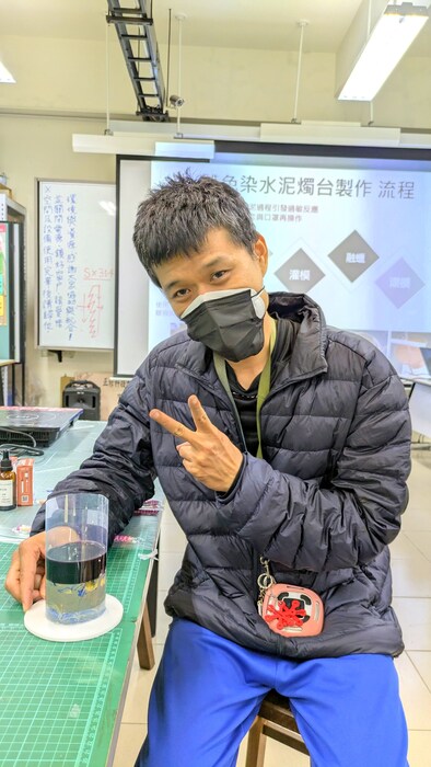 20250409【正修創客基地×工學院】工程材料應用實作工作坊-雙色染水泥燭台圖片