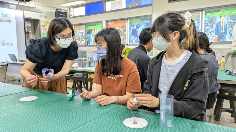 20250409【正修創客基地×工學院】工程材料應用實作工作坊-雙色染水泥燭台圖片