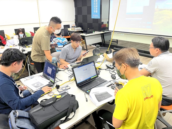 20251119【正修創客基地×工學院】基礎電子應用實作工作坊-e印俱全吊飾圖片