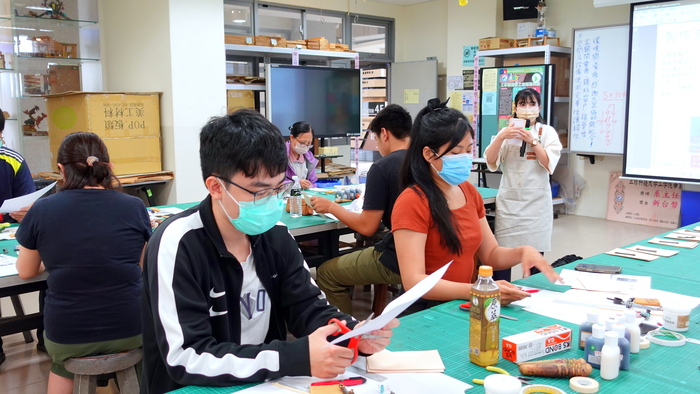 20250604【正修創客基地×工學院】工程材料應用實作工作坊-皮革自動彈片開合收納包圖片