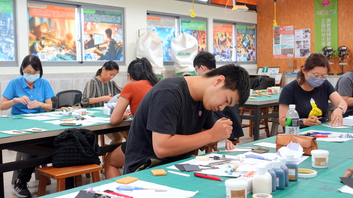 20250604【正修創客基地×工學院】工程材料應用實作工作坊-皮革自動彈片開合收納包圖片