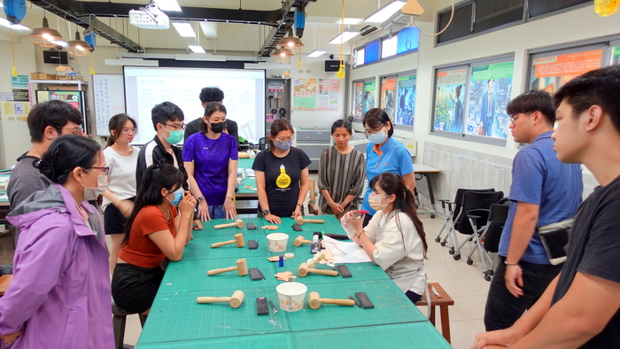 20250604【正修創客基地×工學院】工程材料應用實作工作坊-皮革自動彈片開合收納包圖片