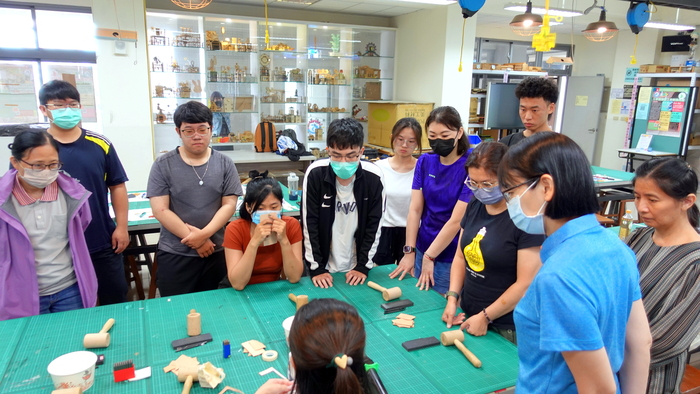 20250604【正修創客基地×工學院】工程材料應用實作工作坊-皮革自動彈片開合收納包圖片
