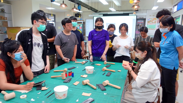 20250604【正修創客基地×工學院】工程材料應用實作工作坊-皮革自動彈片開合收納包圖片