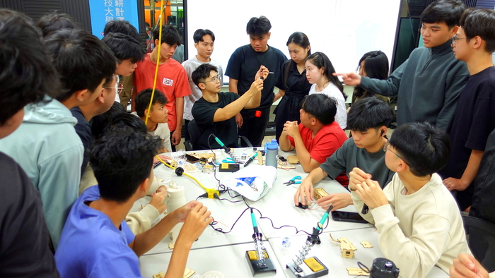 20251124【正修創客基地×工學院】雷射切割應用體驗工作坊-馬到成功小夜燈圖片