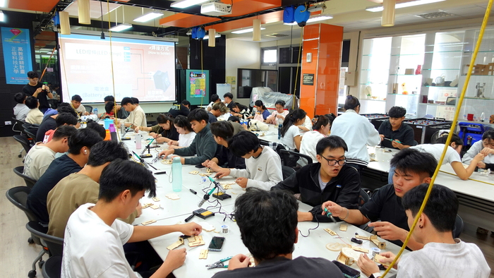 20251124【正修創客基地×工學院】雷射切割應用體驗工作坊-馬到成功小夜燈圖片